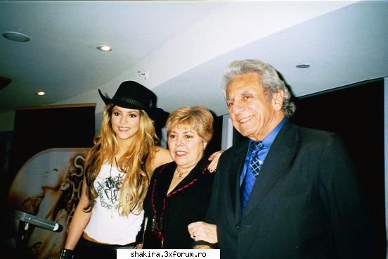 Poze cu familia - Shakira la aeroport cu parintii - Shakira's Pics