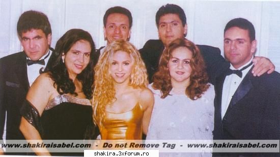 Poze cu familia - Shakira fratii si niste prieteni de ai ei! - Shakira's Pics