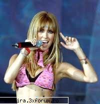 Shakira VS. Anahi (RBD) - srry nu a mers poza trebuia sa fie si o poaza mai - Shakira VS.