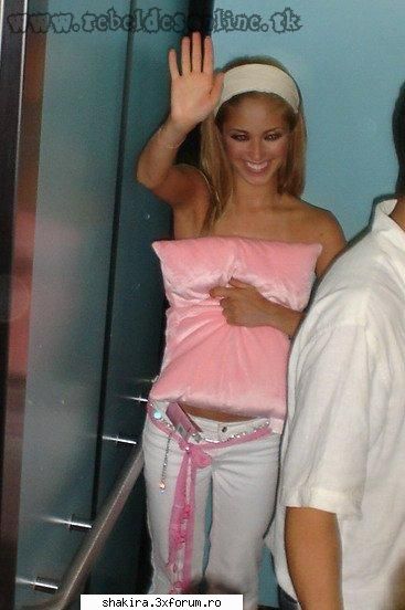 Shakira VS. Anahi (RBD) - dar eo chiar nuh l vad p bune,nuh fac mishto acuma - Shakira VS.