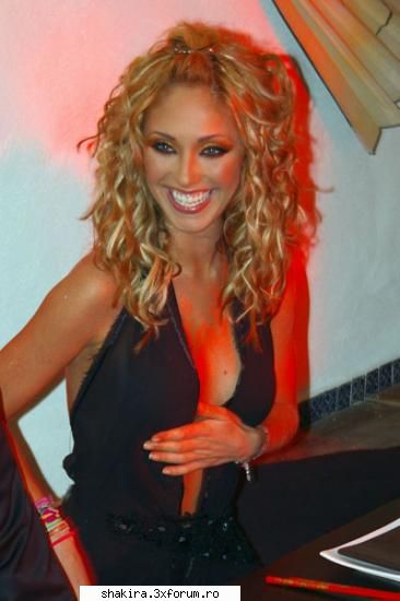 Shakira Vs. Dulce Maria - pai tr sa recunpsc k e mai simpatik in - Shakira VS.