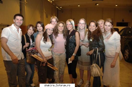 Shakira poze cu fani - cati norocosi pe metru patrat!!!! :( - Shakira's Pics