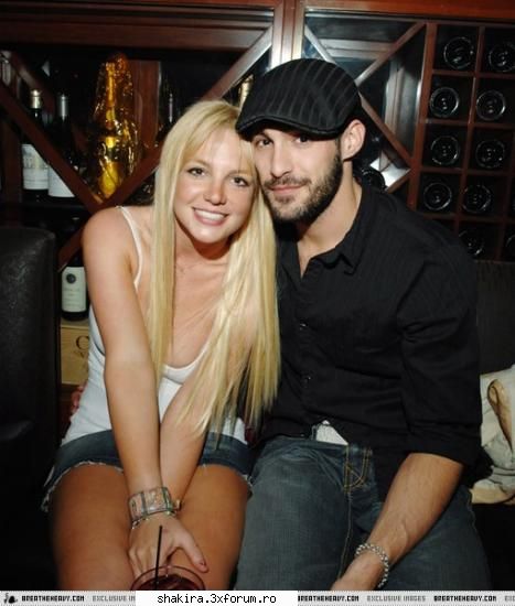 Shakira vs. Britney Spears - pozele sunt noi:) - Shakira VS.