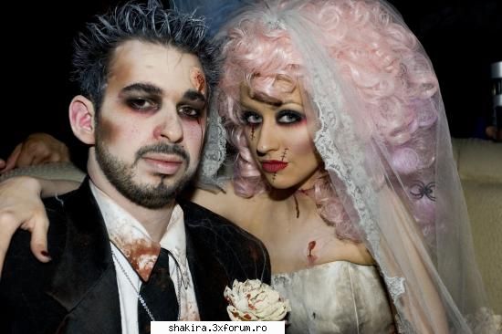 Shakira vs. Christina Aguilera - asta a fost d halloween costumatie perfecta - Shakira VS.