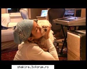 Shakira vs. Emma Watson - 100% shakira!0% ema watson nu`mi place de ea ;) - Shakira VS.