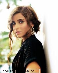 Shakira vs. Nelly Furtado - In videoclipun ,,Maneater" mi se pare super - Shakira VS.