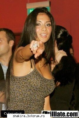 Shakira vs. Nicole(PCD) - hai sa mai pun o poza cu Nicole - Shakira VS.